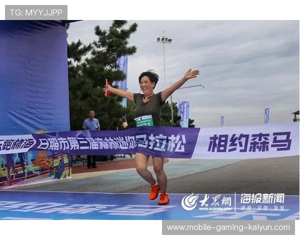 敦煌跑越野赛冠军终点冲刺让人心潮澎湃