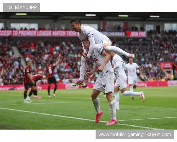 热刺利用边路做出突破，孙兴慜弧线球偏出